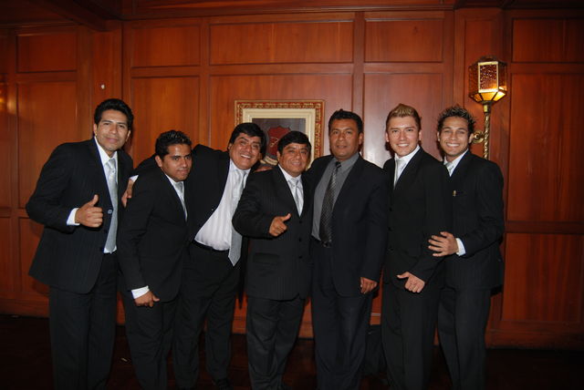 Johnny Espinoza y la orquesta Hermanos Yaipén