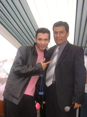 Johnny compartiendo escenario con el cómico Kike Suero